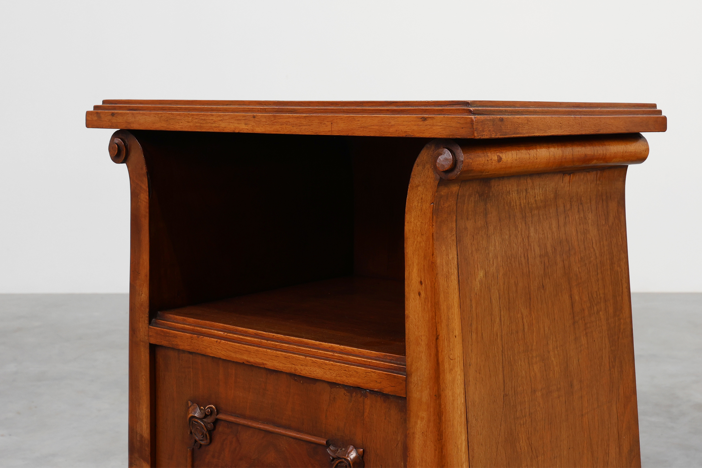 Set of Two Wooden Art Deco Nightstands, Italy 1920sthumbnail